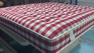 চূড়ান্ত আরামের জন্য হ্যান্ড-টেইলর্ড প্রিমিয়াম গদি সূক্ষ্ম কারুকাজ